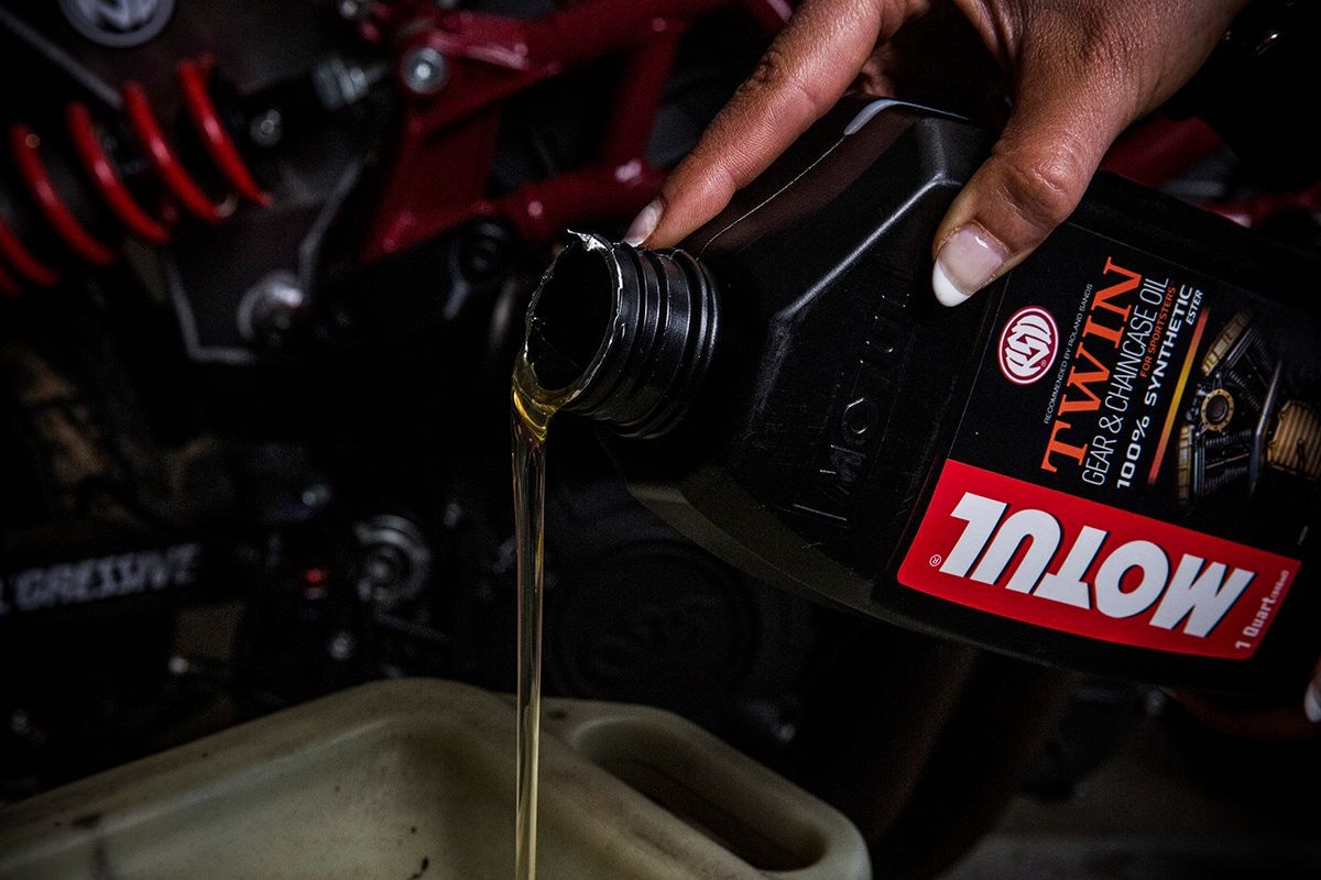 Twin Synthetic Gear & Chaincase Motorcycle Oil, 946-mL W2N6 - product image 3